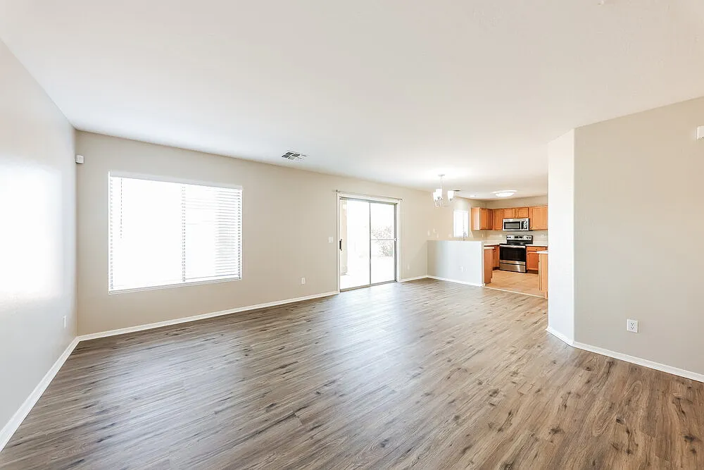4 bed, 2.5 bath, 1978 sqft, $2,050 — Photo 4