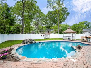 4 Acorn Ln, Commack, NY 11725