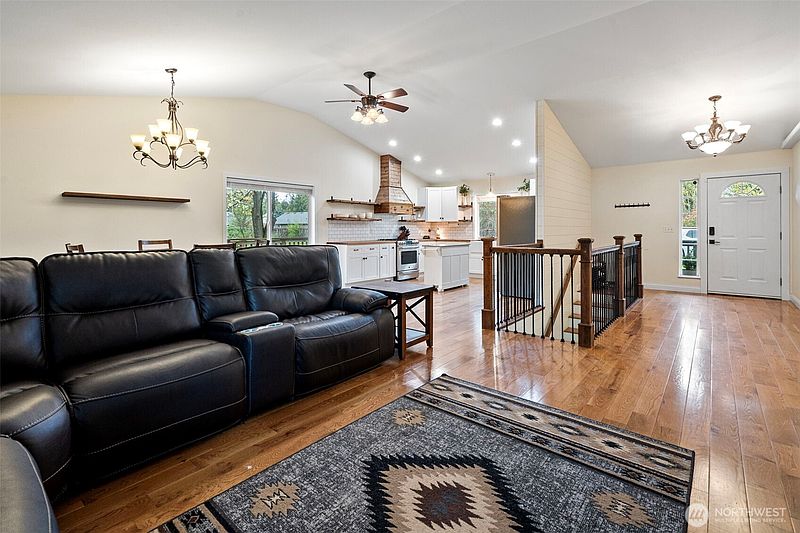 3rd image of 17511 Scenic Shores Court SE