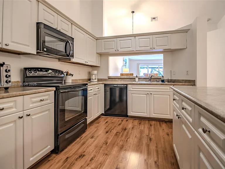 7652 Pinewalk Dr S #139 — Photo 1