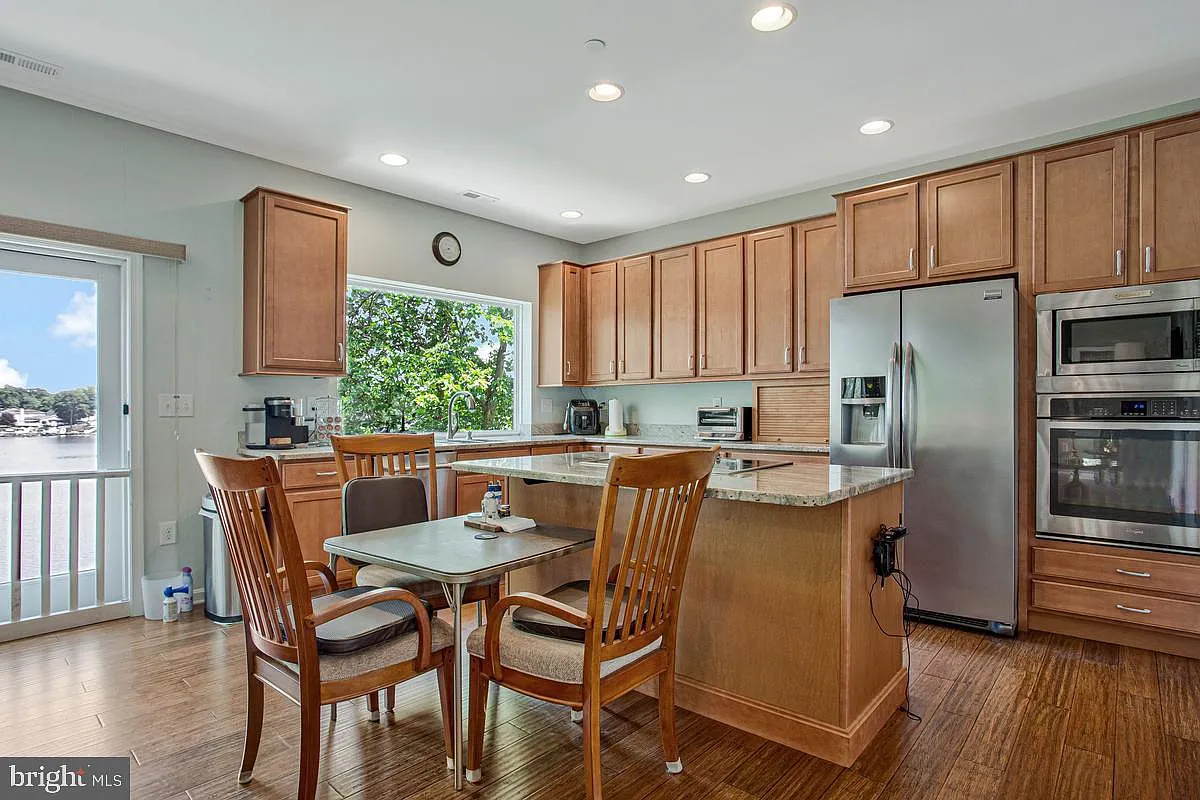 3 bed, 5.0 bath, 2112 sqft, $3,900 — Photo 2