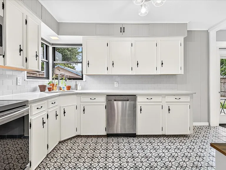 314 Melrose St — Photo 14