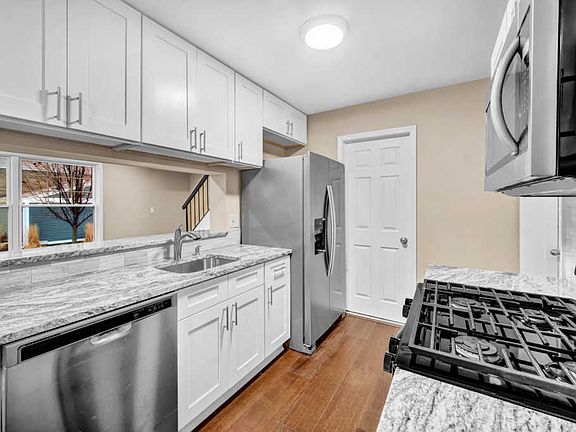 5th image of 311 Farmingdale Cir