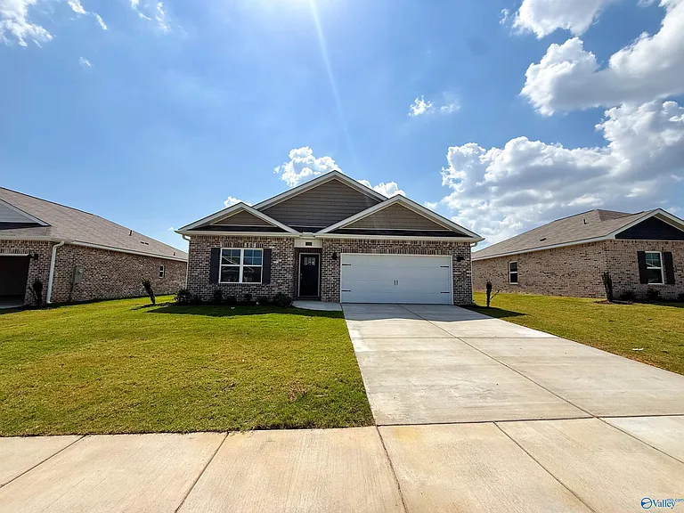 124 Betty Williams Dr — Photo 1