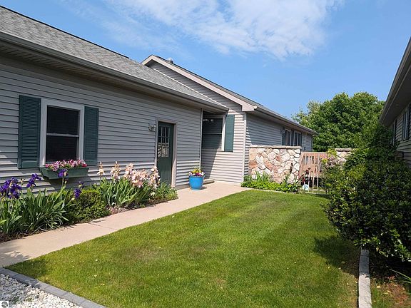 3rd image of 3819 Creekside Dr