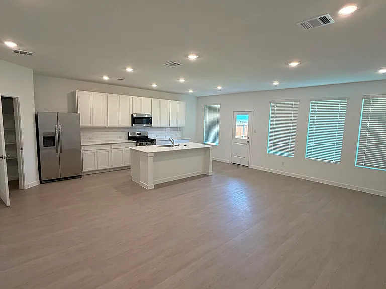 2504 Clyde Rd — Photo 5