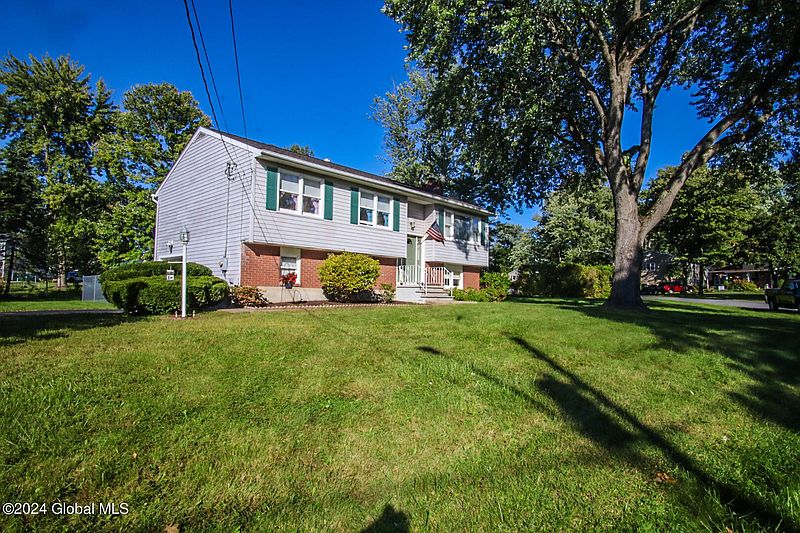 3rd image of 13 Jennell Drive