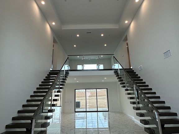 3rd image of 20425 Edgewood Ct