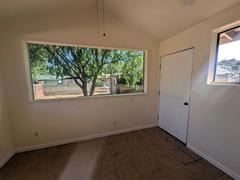 139 E Springdale Dr — Photo 16