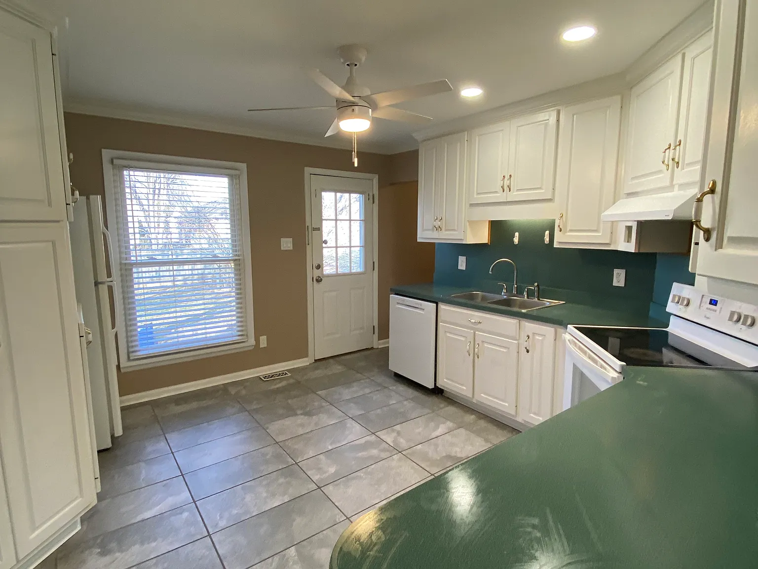 3 bed, 995 sqft, $1,600 — Photo 2