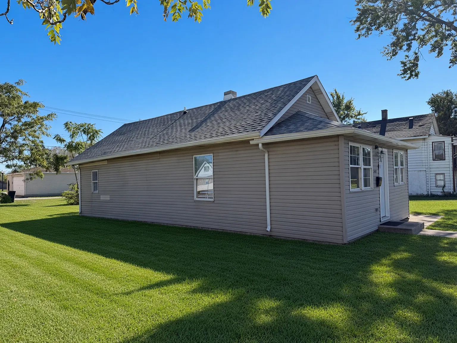 3 bed, 880 sqft, $1,400 — Photo 3