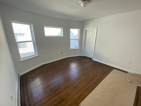 2nd image of 914 Forest Ave Unit 1