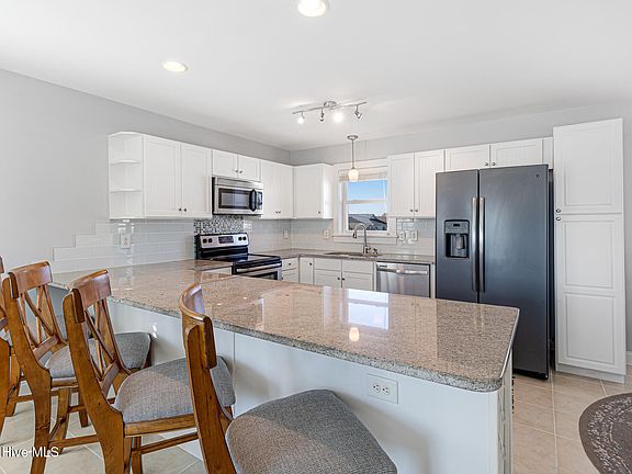 5th image of 208 Beaufort Avenue #1