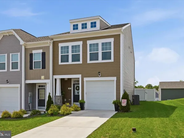 107 Clifton Mnr, Falling Waters, WV 25419