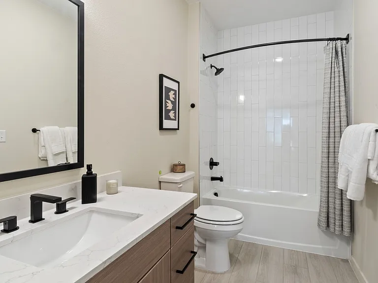 BroadwayPark_interior_bathroom