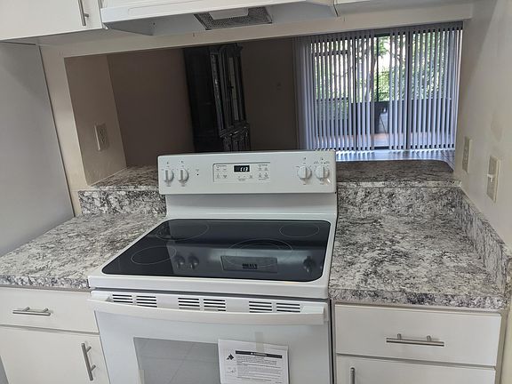 4th image of 4737 Capri Pl