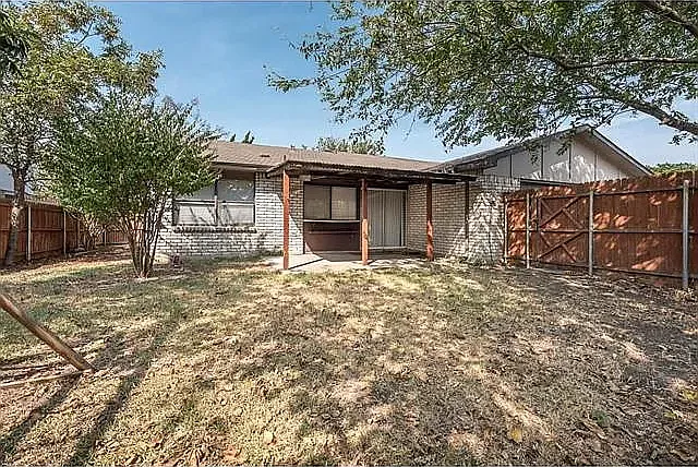 2124 Courtland Cir — Photo 2