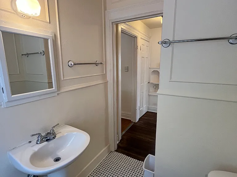 208 E 31st St #1 — Photo 16