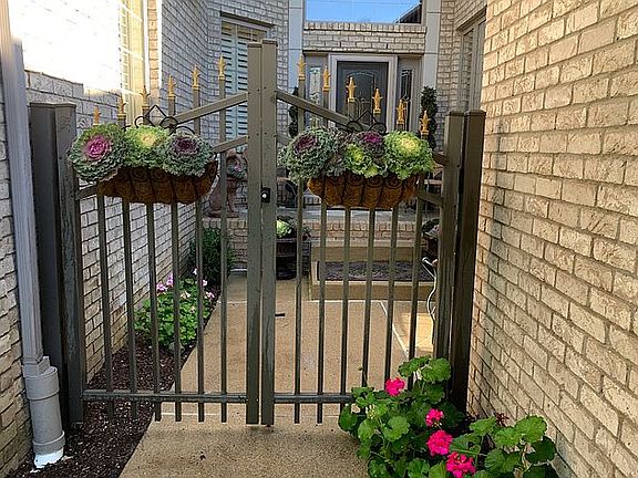 4th image of 6488 Enclave Dr