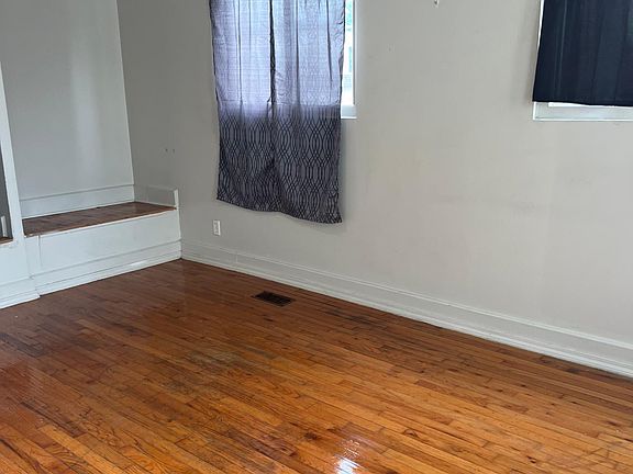 2nd image of 985 Oak St APT 1