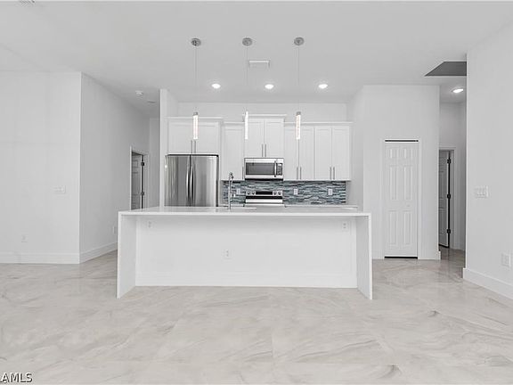 3rd image of 507 Kilarney Ave S