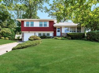 17 Simpson Dr, Old Bethpage, NY 11804