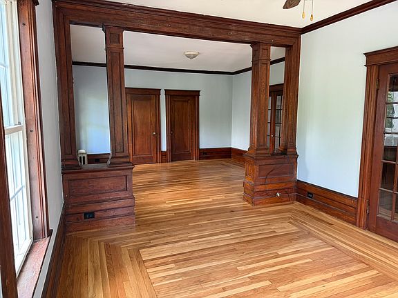 5th image of 126 Kinsley St #A