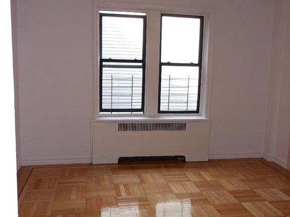 3rd image of 2800 Creston Ave