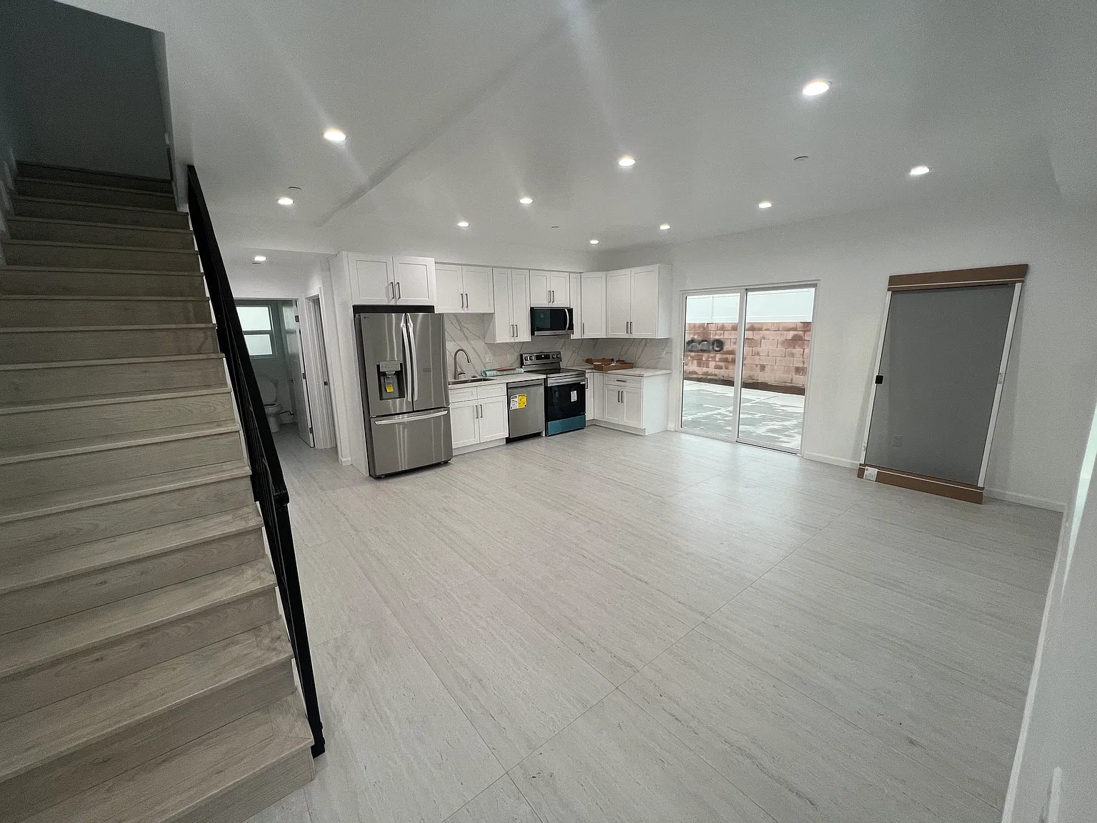 3 bed, 1200 sqft, $3,900 — Photo 2