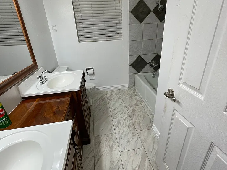 225 W Ctr — Photo 6