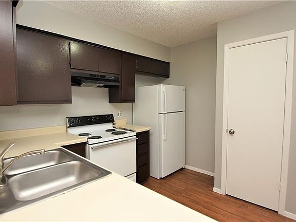 2nd image of 5405 Rose Hill Cir APT A