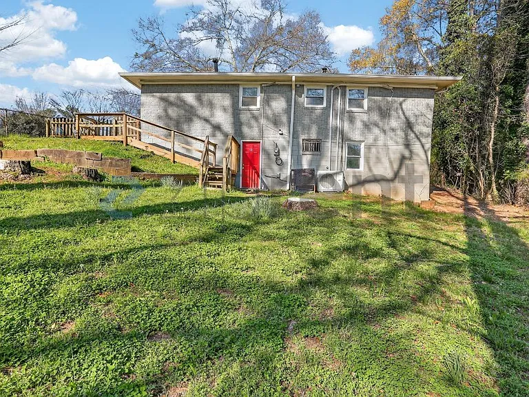 586 Oakside Dr SW #B — Photo 3