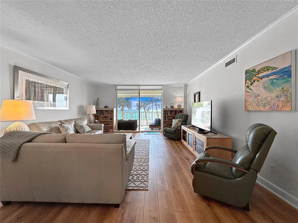2 bed, 2.0 bath, 1336 sqft, $6,000 — Photo 4