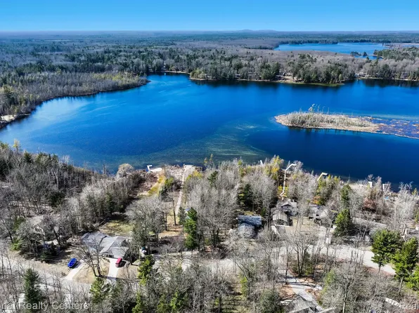 10322 Harmony Dr, Interlochen, MI 49643