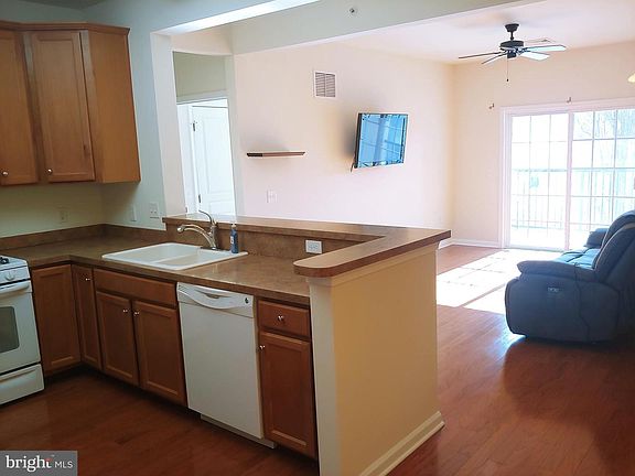 4th image of 732 Creekside Dr