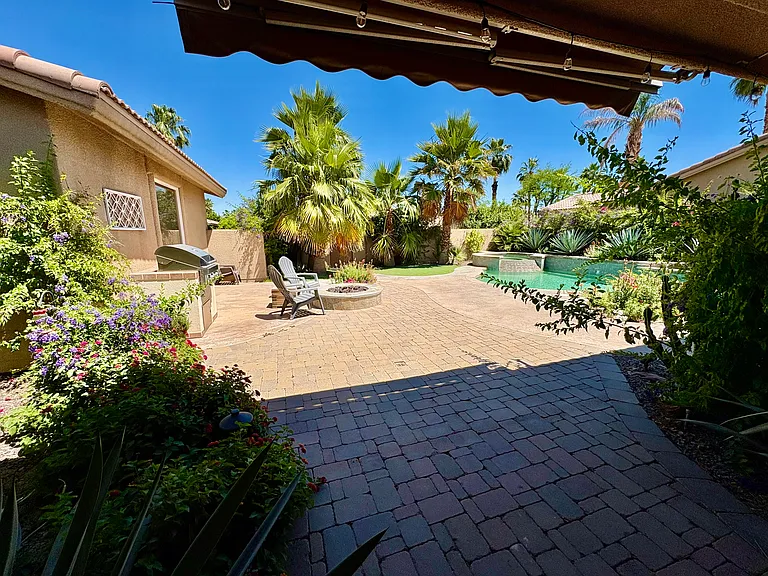 RETRACTABLE AWNING