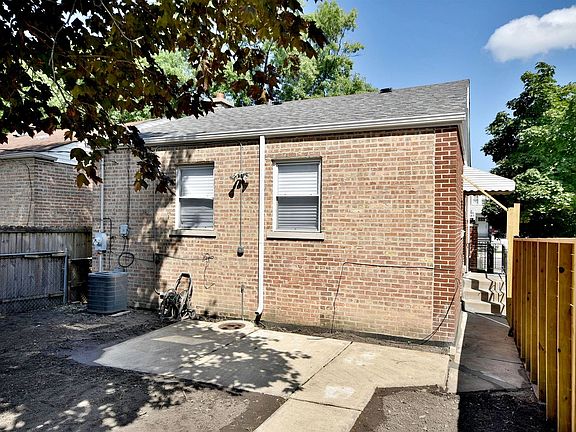 4th image of 2116 N Melvina Ave