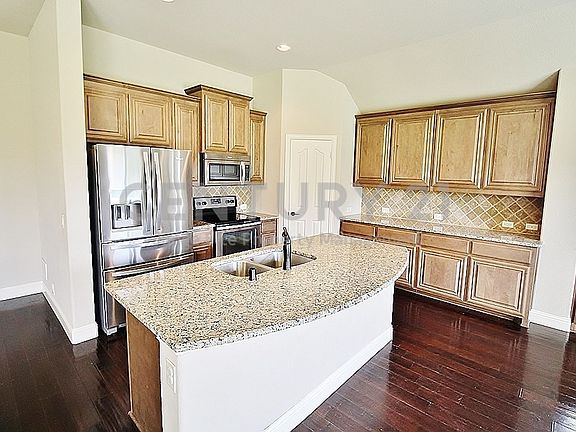 5th image of 905 Mill Pond Dr