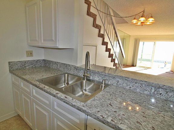5th image of 282 E Surfside Dr