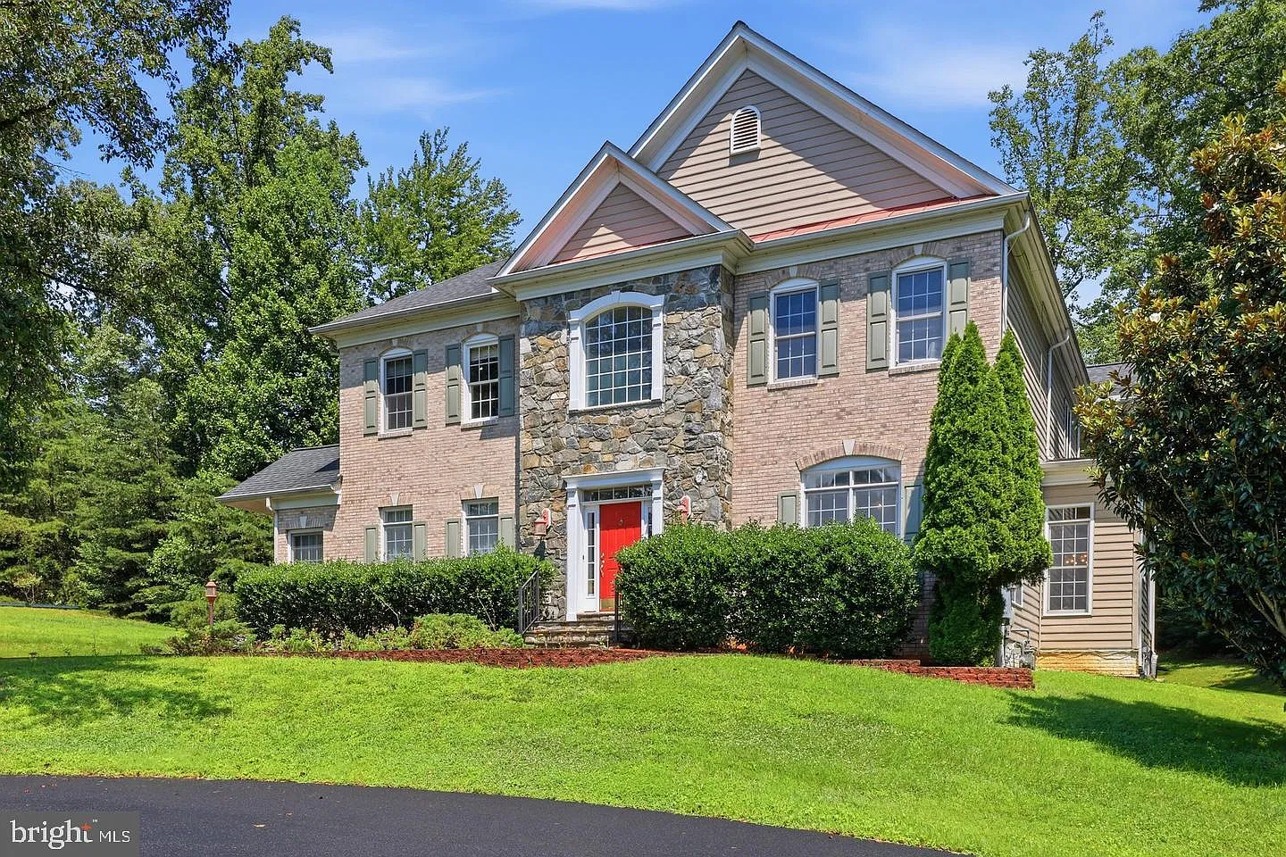 5 bed, 7.0 bath, 6777 sqft, $5,900 — Photo 2