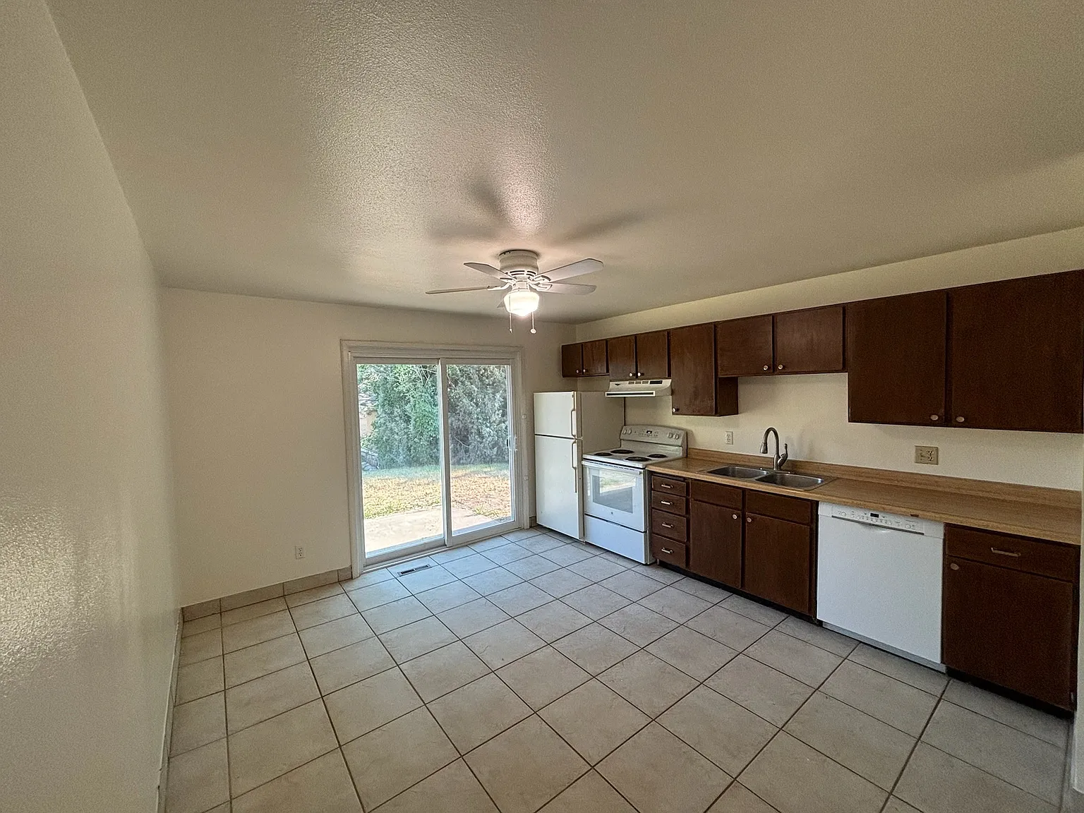 2 bed, 910 sqft, $1,600 — Photo 2