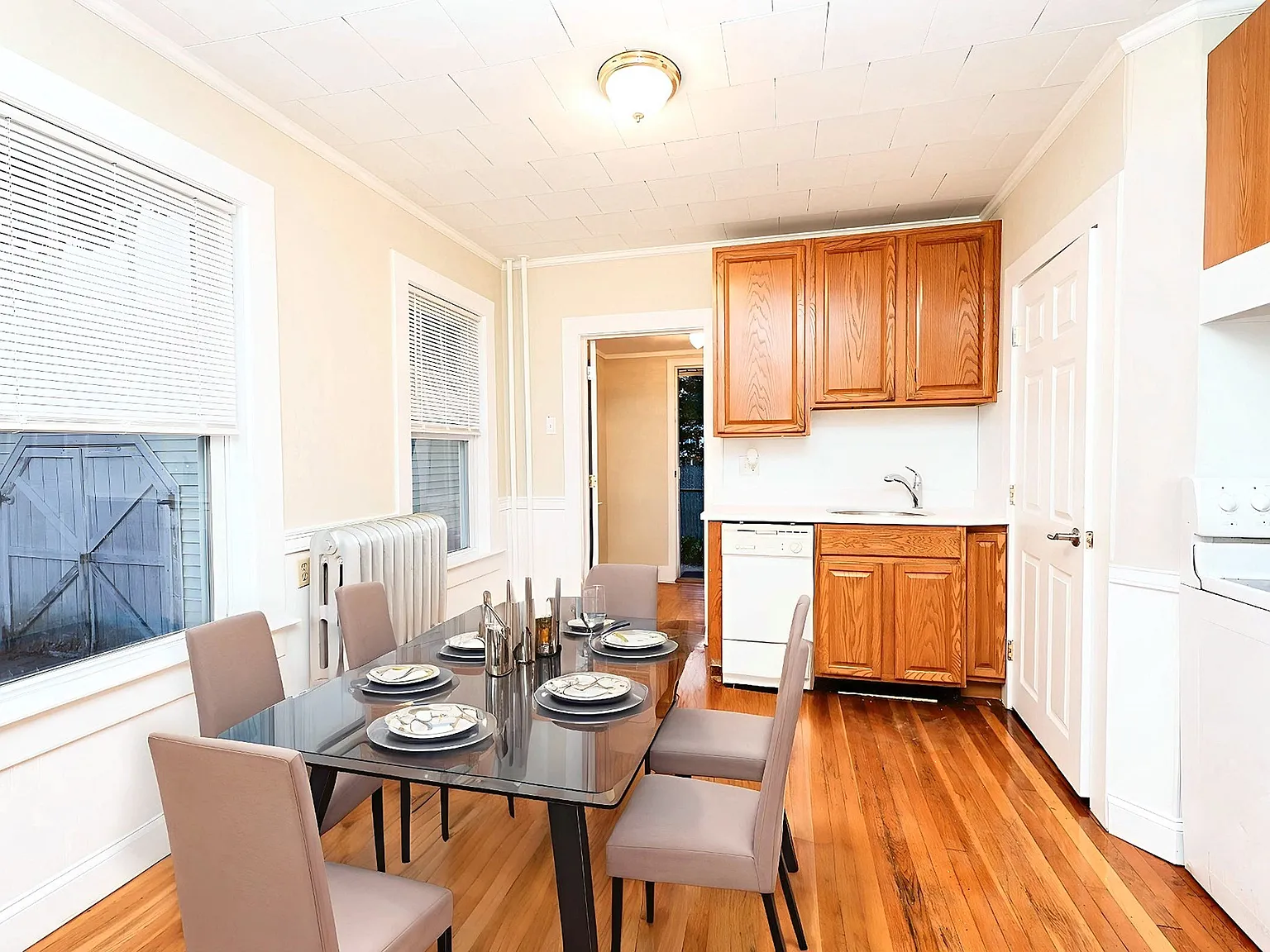 3 bed, 1.0 bath, 1024 sqft, $2,995 — Photo 3