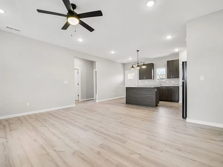 655 E Forest St — Photo 3