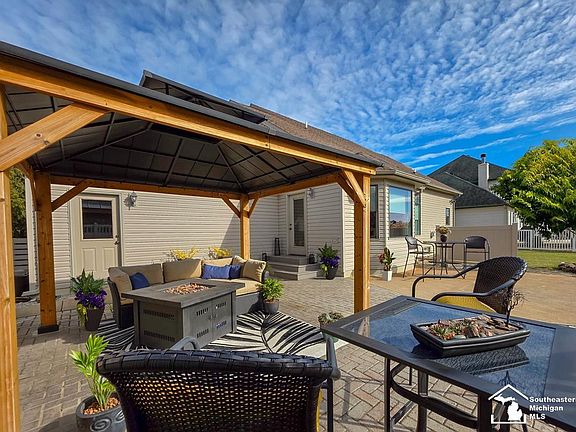 5th image of 986 Regents Park Dr