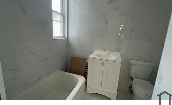 5th image of 679 E 223rd St #2R