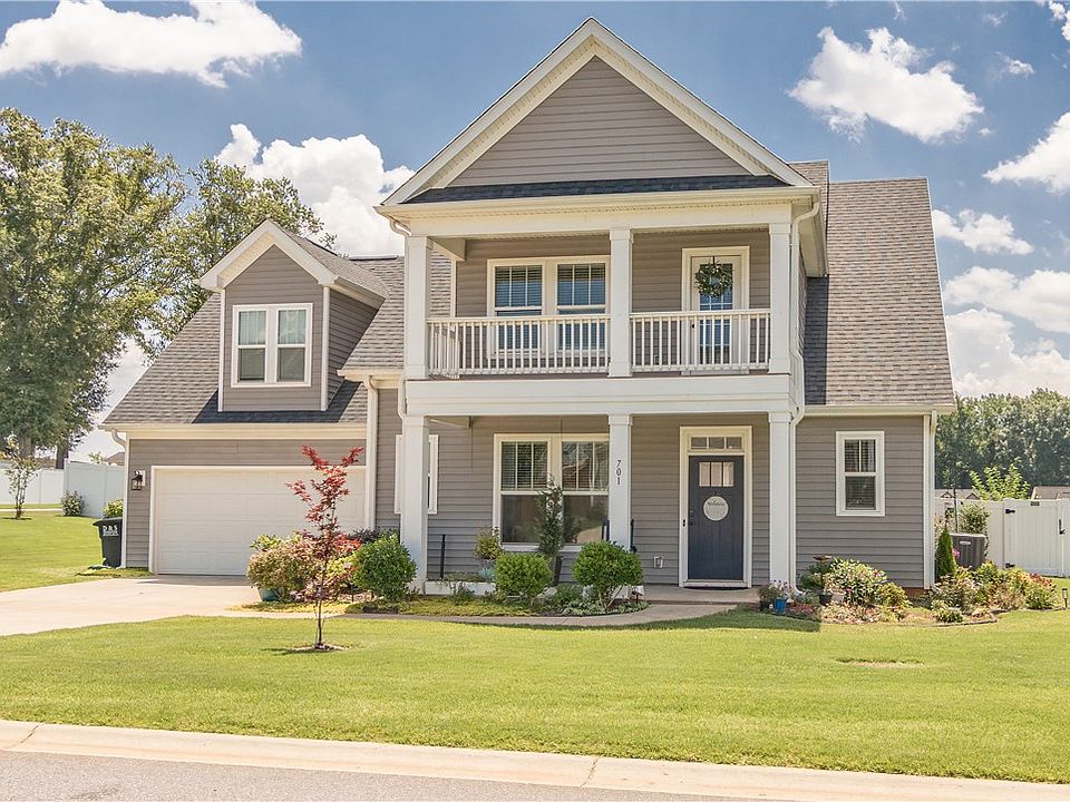 1st image of 701 Oak Hill Ln
