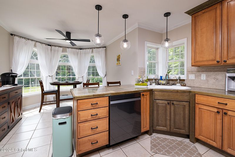 4th image of 7 Birdsall Road