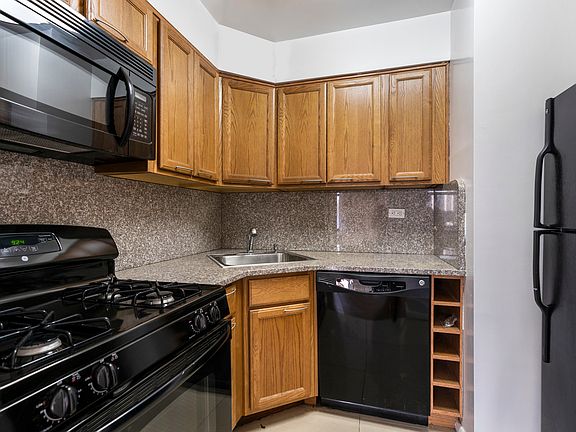 5th image of 400 E 70th St APT 902