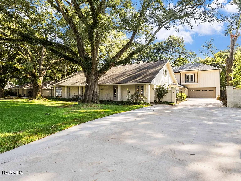 320 Lippi Blvd — Photo 2