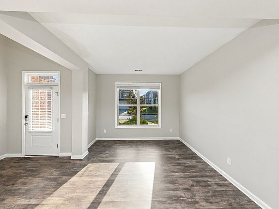 5th image of 345 Lenore Ct